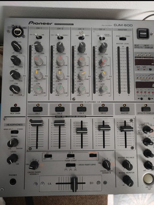 Pioneer DJM-600 mixer like new, silver color