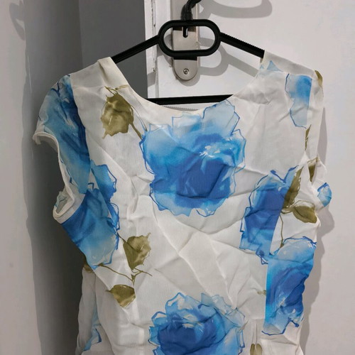 Miracle women's blouse like new, white with blue flowers, size Large
