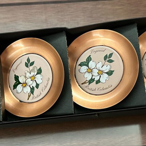 Decorative plates new, set of 4 with dogwood theme