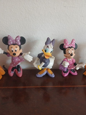 Disney figures set of 5, like new, 1.00 each