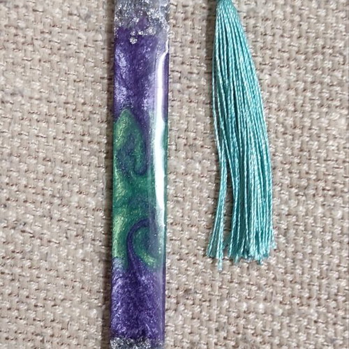 Handmade bookmark with resin and colored tassel