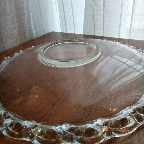 Vintage glass platter 28 cm like new with laced design