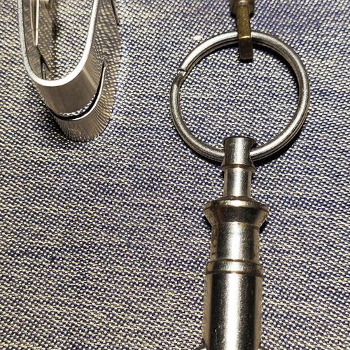 Vintage belt keychain like new, silver with quick release clasp