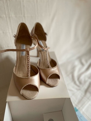 Femme Fanatique Peep Toe 9.5 cm sandals like new, beige pearl
