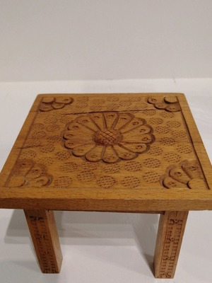 Διακοσμητικό ξύλινο τραπεζάκι μινιατούρα μεταχειρισμένο με σκαλίσματα