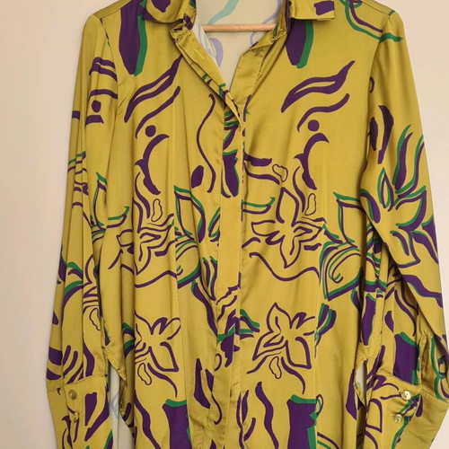 New Age women's shirt like new, olive with silk look