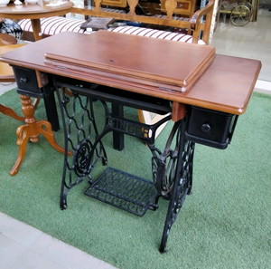 Αυθεντική Ραπτομηχανή αντίκα SINGER 89x42x74
