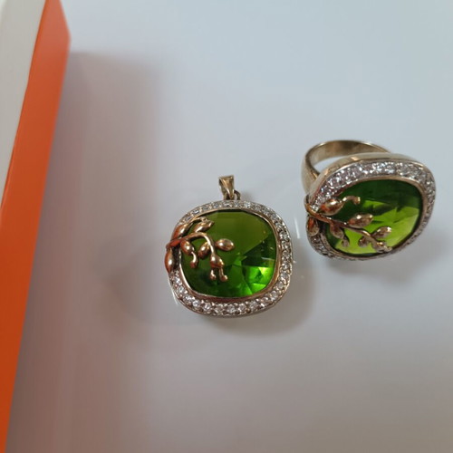 Ozze pendant and ring set like new with green peridot and silver 925