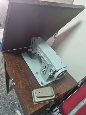 Sewing machine in cabinet with automatic pedal like new