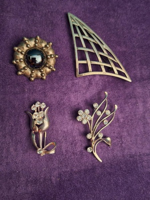 Metal pins set of 4 new
