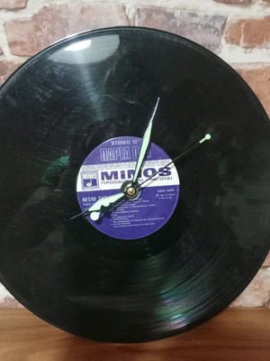 Vinyl record clock like new with silent mechanism