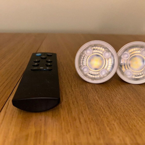 WiZ Smart GU10 WiFi Spot bulbs set of 2 like new with remote control
