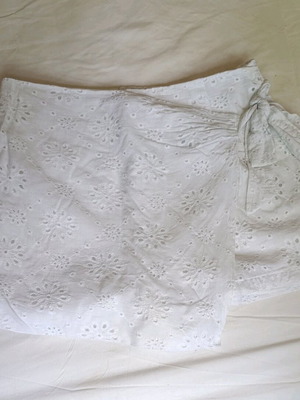 Shorts with skirt effect and embroidered fabric used, size L 40 12, white
