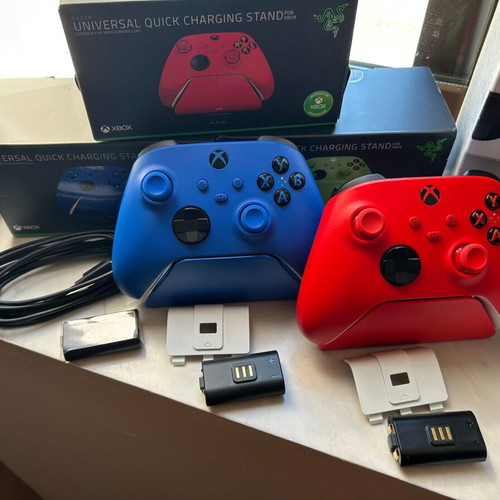 Xbox Series Controller Shock Blue with Razer Quick Charging Stand like new