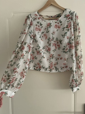 AngelEye floral crop blouse with balloon sleeves, new, size S