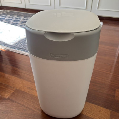 Tommee Tippee Twist & Click diaper disposal bin like new