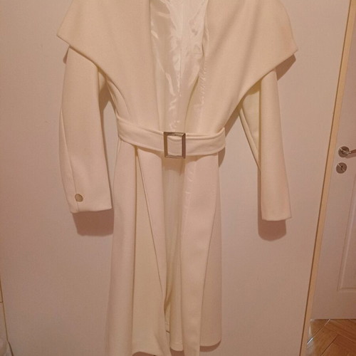 Cream coat new, one size, length 117 cm