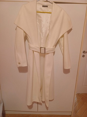 Cream coat new, one size, length 117 cm