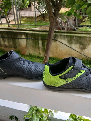 Children's football shoes used size 31 black and green