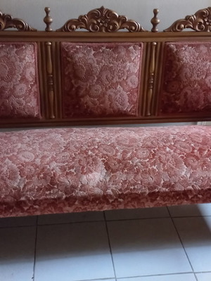 Καναπές με 2 πολυθρόνες και τραπεζάκι μεταχειρισμένα, μία πολυθρόνα για επισκευή, χρυσή πατινάζ