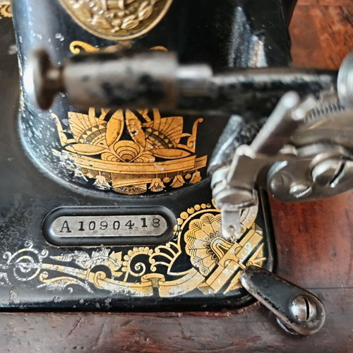 Singer Antique Sewing Machine used, 120 years old, collectible