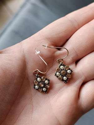 Vintage women's earrings with pearls