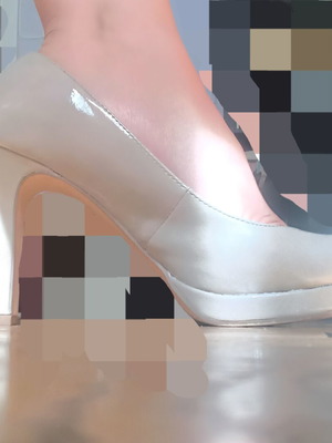 Tamaris nude beige patent leather pumps size 40 like new