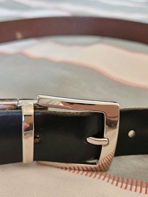 Ζώνη μαύρη σαν καινούργια με μεταλλική αγκράφα, μέγεθος 110