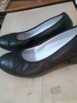 Χαμηλές γόβες ν.40 μεταχειρισμένες, δερμάτινες με στρογγυλή μύτη