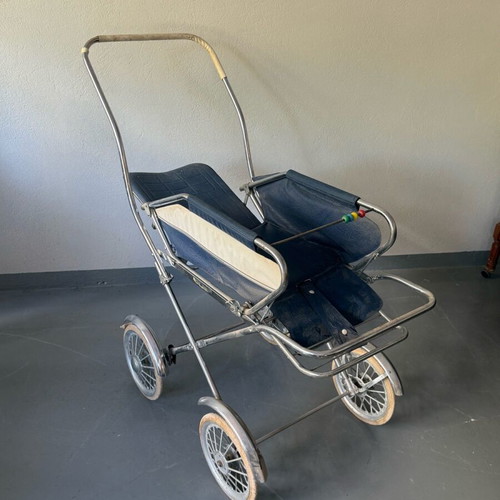 Antique baby stroller used, metal in excellent condition