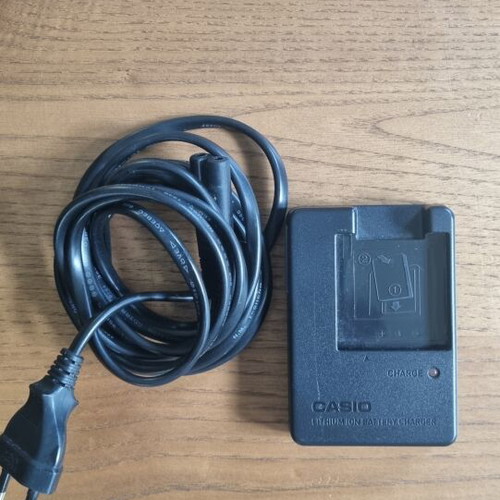 Casio Exilim 8.1 MP camera like new with case and charger