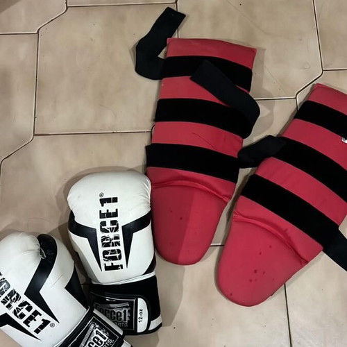 Kick Boxing Gloves Force 1 used with shin guards