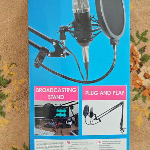 Vonyx condenser microphone like new with stand and pop filter