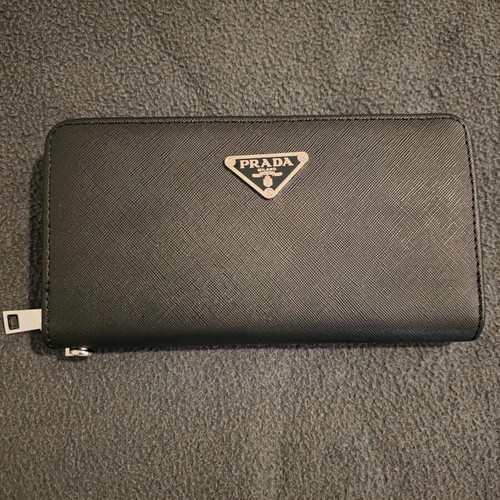 Prada wallet like new, black