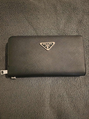 Prada wallet like new, black
