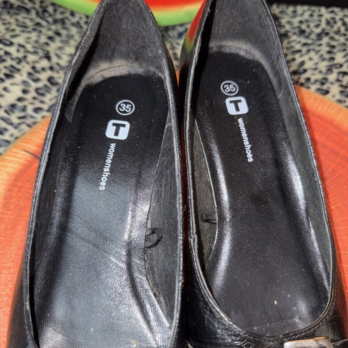 Pointed Toe Black Flats with Decorative Buckle size 35 like new