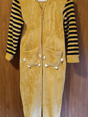 Orchestra one-piece used for 10-year-old girl, size 140 cm, orange