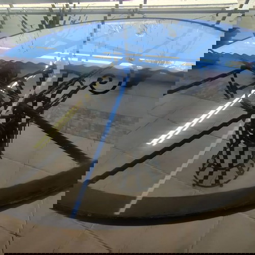 Εξωτερικό τραπέζι βεράντας μεταχειρισμένο, χειροποίητο, στρογγυλή επιφάνεια με τζάμι