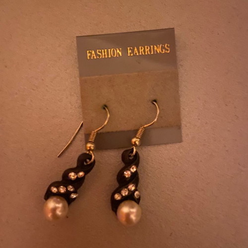 Pearl earrings vintage style new