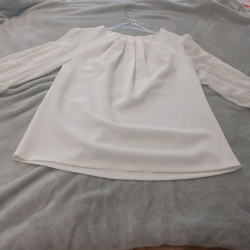 White Joymiss blouse like new with sheer sleeves and pleats