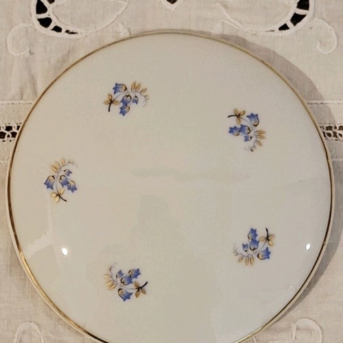 Porcelain lid like new with blue and gold flowers