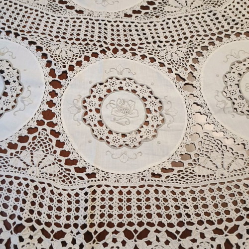 Handmade tablecloth diameter 165 cm like new, beige
