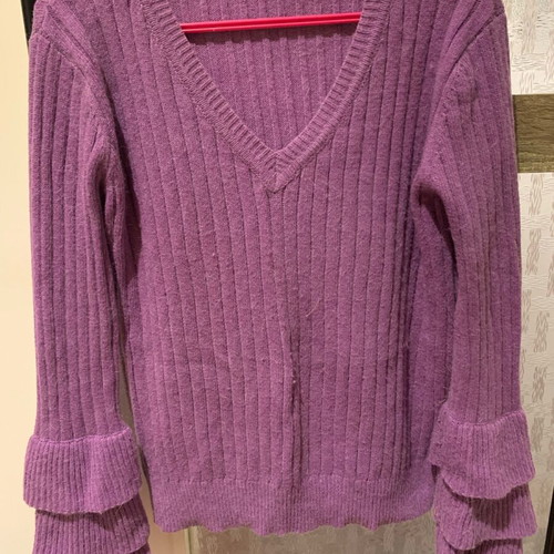 V-neck pullover like new, purple, with distinctive sleeves, size M