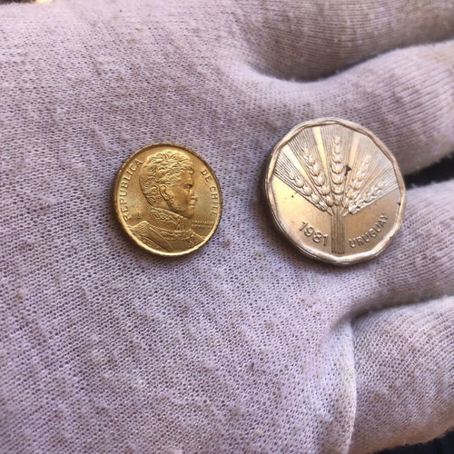 Set of 2 Pesos coins Chile 1990 and Uruguay 1981 like new