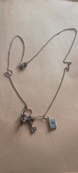 ασημένιο κολιέ με charms