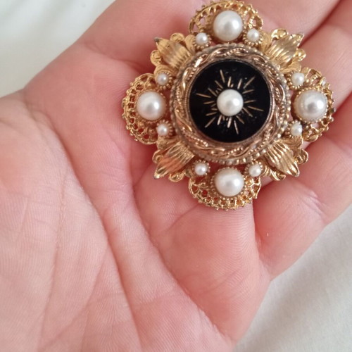 Sphinx A1288 vintage brooch like new