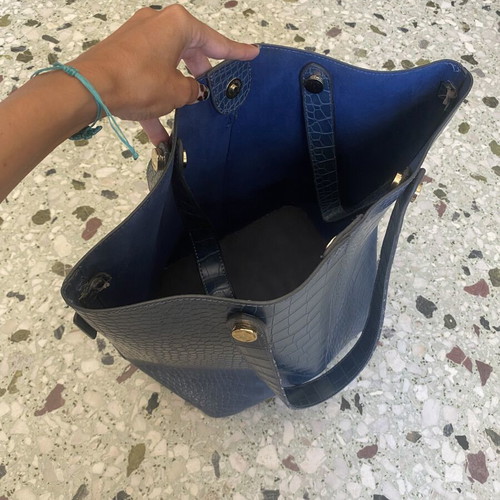 Axel handbag like new, large with gold details, blue