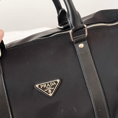 Large black nylon travel bag like new with detachable shoulder strap