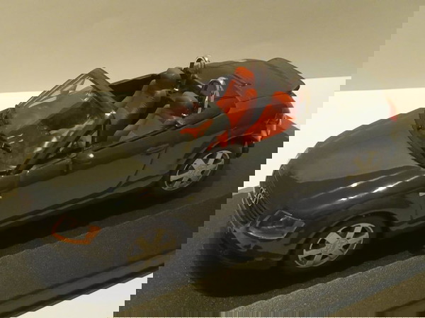 AUDI TT CABRIO ΣΥΛΛΕΚΤΙΚΗ ΜΙΝΙΑΤΟΥΡΑ ΣΕ ΚΛΙΜΑΚΑ 1/43