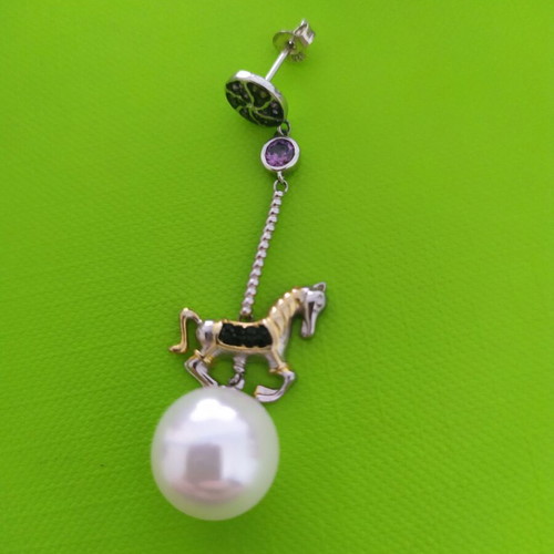 Carrousel earrings used with fake pearl